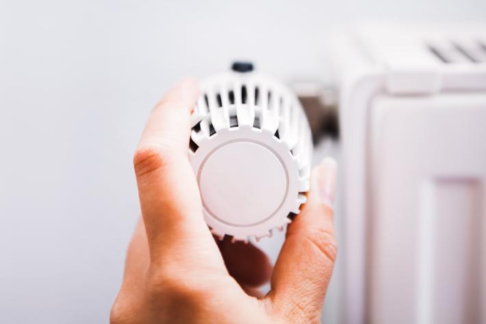 Hand adjusting thermostat