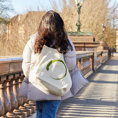 A girl with a Netzeronation tote bag.